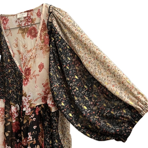 Umgee, Multi Colors Floral Print V-Neckline, 3/4 Sleeves Top, Size Medium - Picture 3 of 5